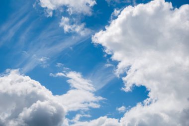 Beyaz kabarık ve yumuşacık bulutlar parlak mavi gökyüzü karşı. Arka plan ve duvar kağıdı için