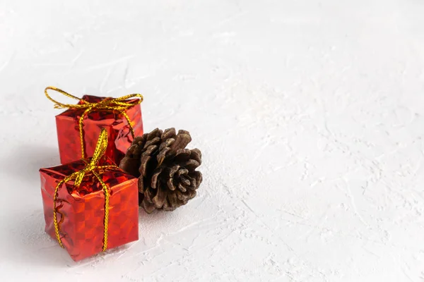 Altın ok ve çam kozalağı beyaz zemin üzerine kırmızı hediyeler