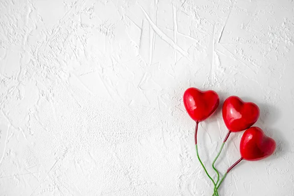 Sevgililer günü için dokulu beyaz zemin üzerine kırmızı kalpler