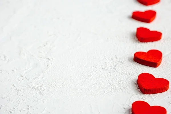 白のテクスチャ背景コピー スペースに上の行の赤い木製ハート 愛とバレンタインの象徴 — ストック写真