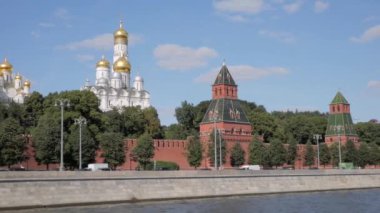Moskova Nehri Dolgu ile kırmızı tuğla Kremlin duvarları, Kuleli ve güzel beyaz katedraller, Moskova, Rusya altın kubbe ile teknede üzerinden görüntülemek