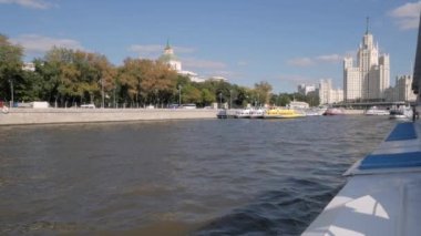 Moskova Nehri setin anıtsal Kotelnicheskaya setin yapı, Stalin döneminin Sovyet mimari doğru boyunca hareketli tekneden görüntüleyin. Bir yedi kız kardeş gökdelenler, Moskova, Rusya