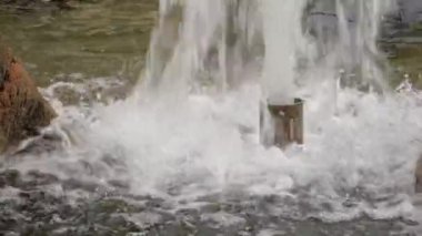 Çeşme borudan spurting su akışı