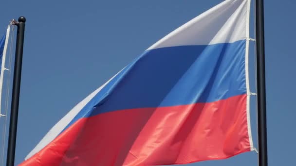 Primer Plano Bandera Rusia Contra Cielo Azul — Vídeos de Stock