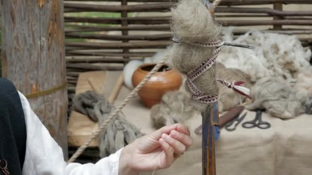 Rekonstruktion Der Mittelalterlichen Handspinnerei Spinner Zieht Wollstrang Aus Ungesponnenen Fasern — Stockvideo