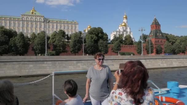 Moscow August 2018 Tourists Taking Pictures Front Kremlin Walls Towers — Stock Video