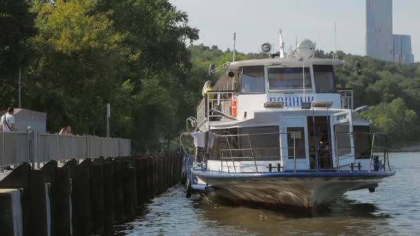 Moscow August 2018 Boatman Tourist Ship Throwing Mooring Line Bollard — Stock Video