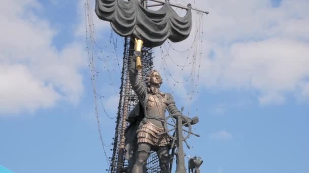 Moscow Agosto 2018 Fechar Estátua Pedro Grande Zurab Tsereteli Contra — Vídeo de Stock