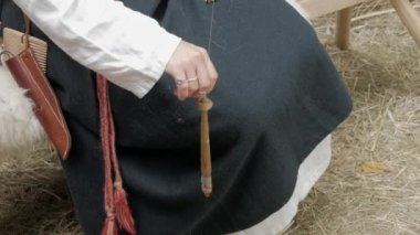 Ortaçağ el iplik yeniden inşası. İplik açılan Milli tek iplikçik içine elyaf iplik kadın