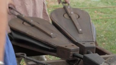 Ortaçağ demirci hafif ateş körük çifti smithy kullanarak yeniden inşası.