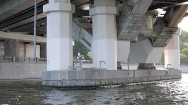 Tekne geçen köprü altında büyük yapısı üzerinde göster.