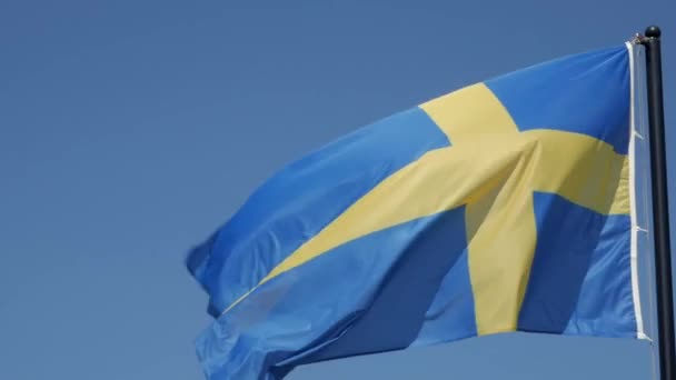 Zblízka Létající Banner Švédska Proti Modré Obloze — Stock video