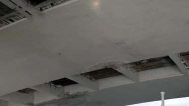 Beton ve eski ahşap konstrüksiyonlar tekne geçen köprü altında görüntüleyin