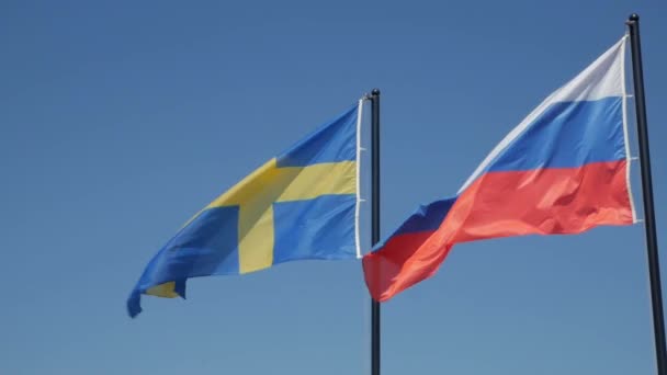 Létající Vlajky Ruské Federace Švédska Proti Modré Obloze — Stock video
