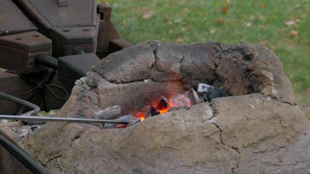 Horno Medieval Con Brasas Encendidas Fuego Encendido Con Fuelle Forja — Vídeos de Stock