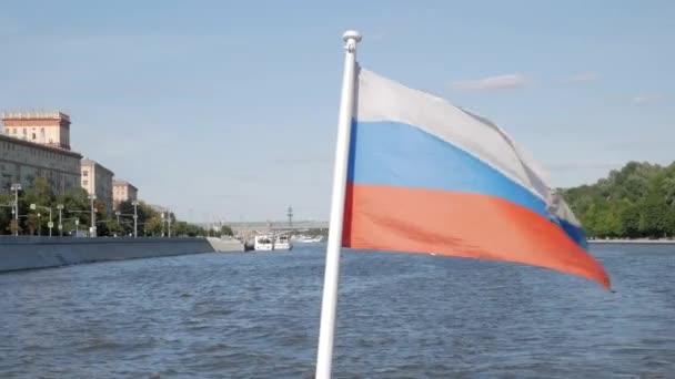 モスクワ ロシアのモスクワ川の堤防に沿って移動ボートのロシアの旗のクローズ アップ — ストック動画