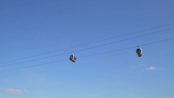 Deux Voitures Funiculaires Déplaçant Lentement Dans Les Airs — Video