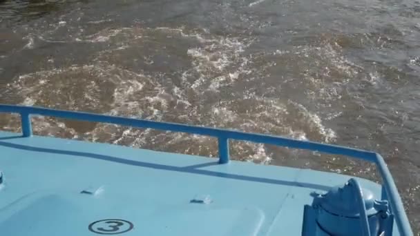 从河上的蓝色小船清洗的背部视图 — 图库视频影像