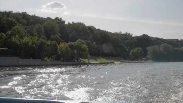 View Boat Sparkling Water Beautiful Embankment Lush Green Trees Sunny — Stockvideo