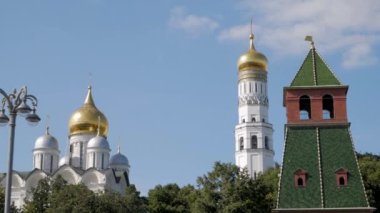 Kremlin kule ve mavi gökyüzü, Moskova, Rusya karşı altın kubbe ile güzel beyaz katedraller görünümünü kapat