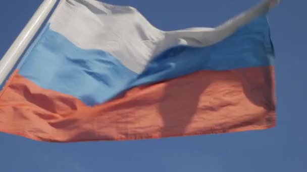 Close Flying Banner Russian Federation Blue Sky — Stock Video