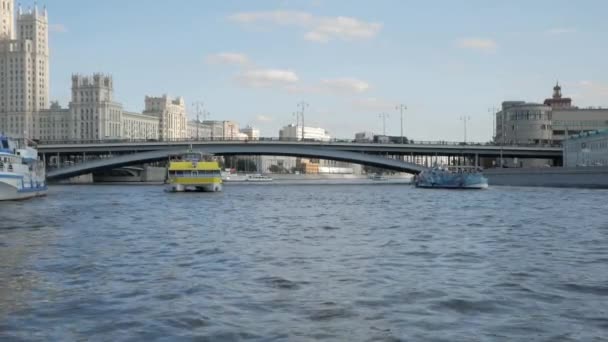 Uitzicht Vanaf Toeristische Boot Rivier Moskva Bolsjoi Ustinsky Brug Kotelnicheskaya — Stockvideo