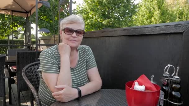 Mujer Madura Sentada Mesa Terraza Aire Libre Restaurante Esperando Comida — Vídeos de Stock