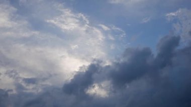 Güzel dramatik bulutlar gökyüzü arka planda