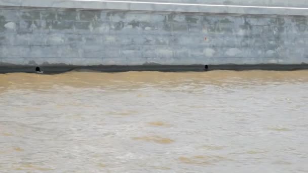 Vista Barco Água Ondulante Marrom Paredes Aterro — Vídeo de Stock