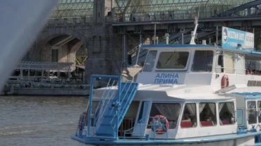 Moskova - 17 Ağustos 2018: Moskova, Rusya yaz gezinti. Çok sayıda turistin Moskova Nehri setin yerlerinden su ve güzel manzaraları görmek için tekne turları yanınızda.