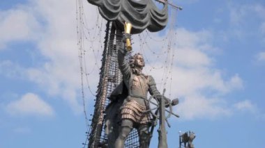 Moskova - 17 Ağustos 2018: Peter Zurab Tsereteli Moskova, Rusya mavi gökyüzü karşı yüzen büyük heykelin yakın çekim