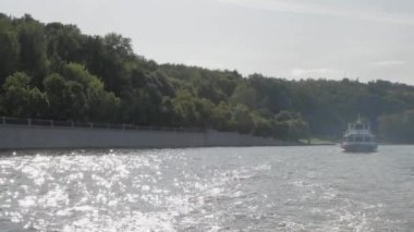 Serçe Hills Parkı ve Moskova Nehri'ne turist teknelerle gezinti döneminde Moskova, Rusya görüntülemek