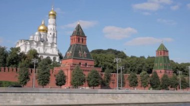 Moskova Nehri Dolgu ile kırmızı tuğla Kremlin duvarları kuleleri ve yeşil ağaçlar ve güzel beyaz katedraller, Moskova, Rusya mavi gökyüzü karşı altın kubbe ile teknede üzerinden görüntülemek