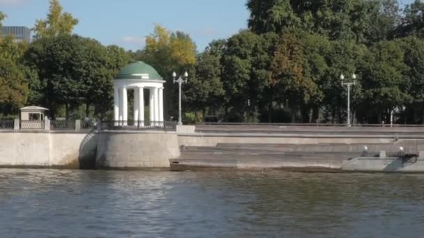 在戈尔基公园附近的莫斯科河堤上美丽的白色圆形大厅和郁郁葱葱的绿树 — 图库视频影像
