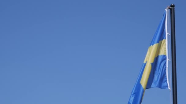 Bandera Colapsada Suecia Contra Cielo Azul — Vídeos de Stock
