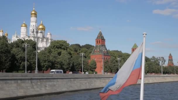 Ρωσική Σημαία Στο Σκάφος Μπροστά Από Κόκκινο Τούβλο Κρεμλίνο Προμαχώνες — Αρχείο Βίντεο