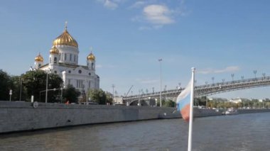 Moskova, Rusya yaz gününde Mesih Saviour Katedrali ve Patriarshy Köprüsü önünde teknede Rus bayrağı