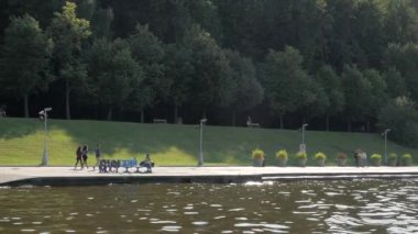 Güzel Moskva nehir setin serçe tepelerde gür yeşil ağaçlar ve insanlar Moskova, Rusya rahatlatıcı. Nehirden görüntülemek