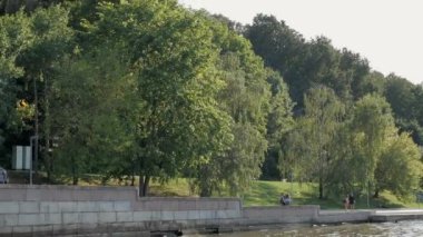 Serçe tepelerde gür yeşil ağaçlar ve insanlar Moskova, Rusya rahatlatıcı güzel Moskva nehir dolgu