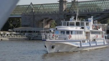 Moskova - 17 Ağustos 2018: Moskova, Rusya yaz gezinti. Çok sayıda turistin Moskova Nehri setin yerlerinden su ve güzel manzaraları görmek için tekne turları yanınızda.