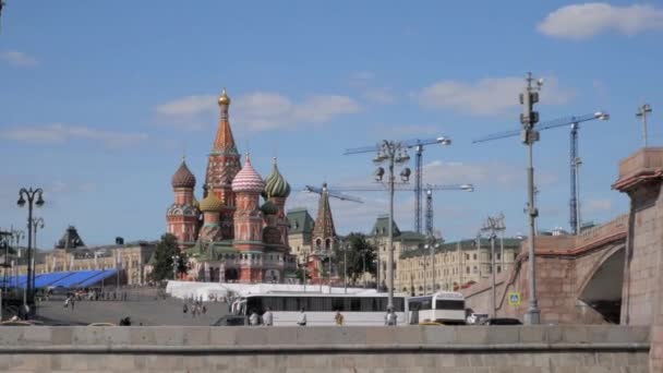 从莫斯科河堤防上的船上可以看到红场和圣巴西尔大教堂 然后在桥下移动 — 图库视频影像