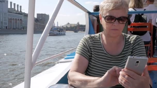 Donna Matura Seduta Barca Turistica Con Smartphone Mano Con Fiume — Video Stock