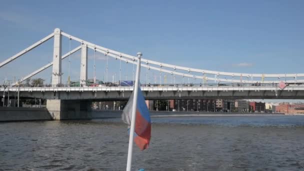 Drapeau Russe Sur Bateau Éloignant Pont Krymsky Sur Rivière Moskva — Video