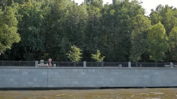 在莫斯科 俄罗斯 莫斯科 可以欣赏莫斯科河上的斯派洛山堤防 这里有郁郁葱葱的绿树和轻松的人们 — 图库视频影像