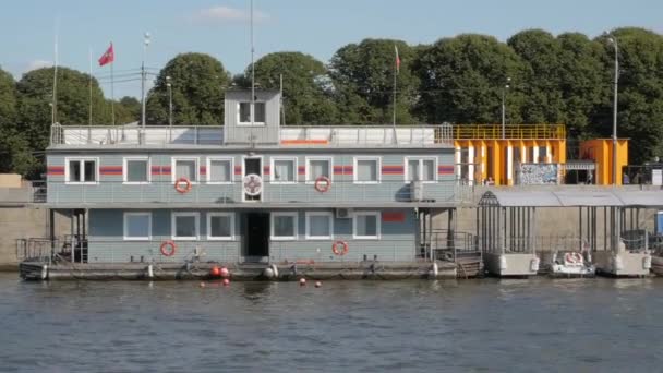 Vista Barco Estação Salva Vidas Madeira Dique Rio Moskva Perto — Vídeo de Stock