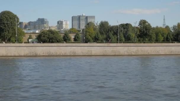 View Moskva River Embankment Lush Green Trees — Stock Video