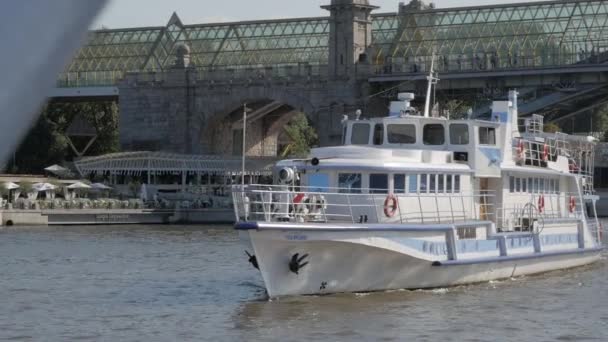 莫斯科 2018年8月17日 俄罗斯莫斯科的夏季航行 许多游客乘船沿着莫斯科河堤防 从水中欣赏美丽的景点和地标 — 图库视频影像