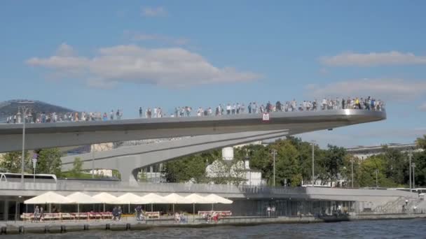 Moscow Agosto 2018 Ponte Flutuante Única Parque Zaryadie Estrutura Metros — Vídeo de Stock