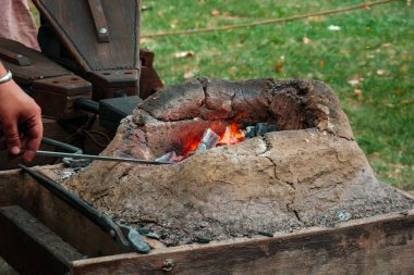 Metal aletleri ve demirci forge körük ile Ortaçağ fırın kömürlerin yanma