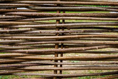El yapımı wattle çit ve arkasındaki yeşil çim dokulu arka plan